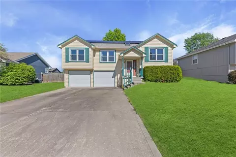 821 NE Michael Dr, Lees Summit, MO 64086