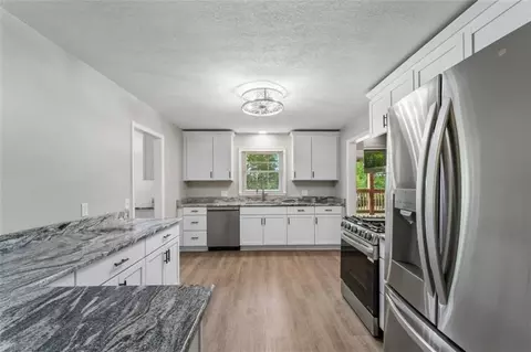 Kitchen - 18611 E Salisbury Rd, Independence, MO 64056 photo 3 of 4