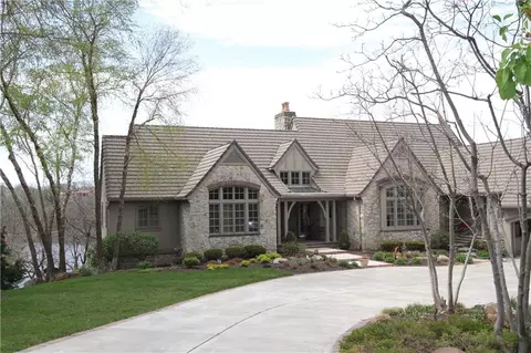 10462 S Oakcrest Ln, Olathe, KS 66061