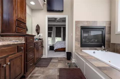 Bath - 4530 Verona Dr, Riverside, MO 64150 photo 3 of 4