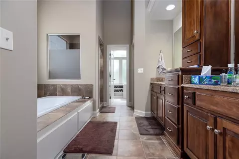 Entry Way - 4530 Verona Dr, Riverside, MO 64150 photo 4 of 5