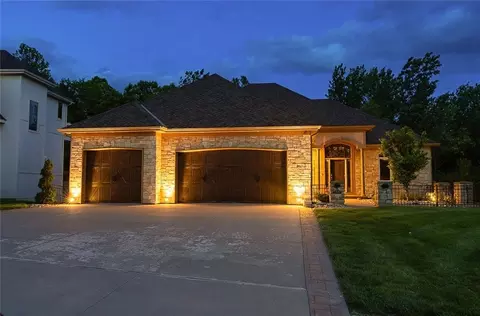 Exterior - 4530 Verona Dr, Riverside, MO 64150 photo 3 of 11