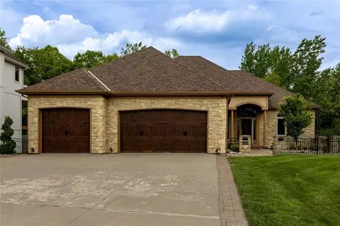 4530 Verona Dr, Riverside, MO 64150