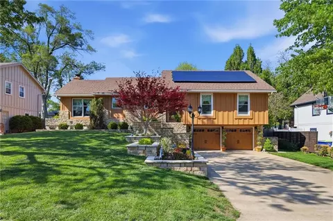 10706 W 70th Ter, Shawnee, KS 66203