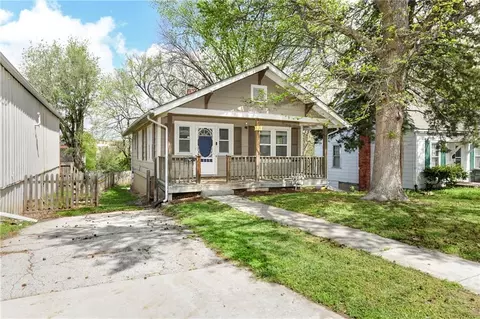 526 Oak St, Leavenworth, KS 66048