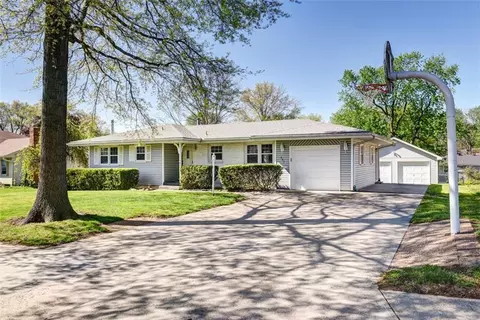 802 N Crow Ave, Independence, MO 64056