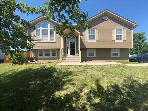 1204 Dogwood Dr, Greenwood, MO 64034