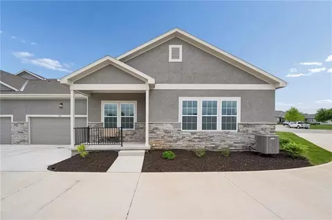 11901 S Tallgrass Dr #700, Olathe, KS 66061