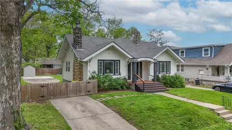 7530 Oak St, Kansas City, MO 64114
