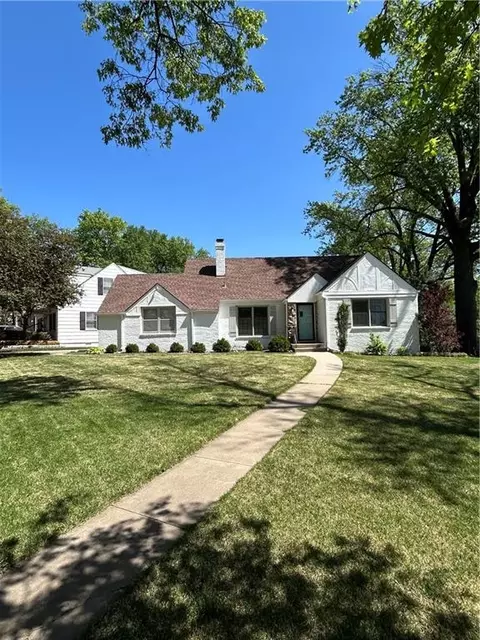 5401 Canterbury Rd, Fairway, KS 66205