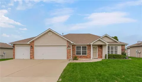 Exterior - 1102 Bristol Dr, Raymore, MO 64083 photo 2 of 5