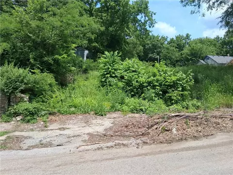 3114 E 68th St, Kansas City, MO 64132