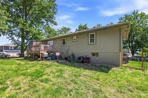 Exterior - 326 Gregory Dr, Gower, MO 64454 photo 4 of 9