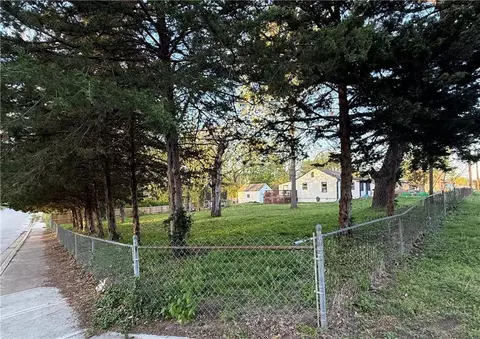Exterior - 704 E Hayward Ave, Independence, MO 64050 photo 6 of 6
