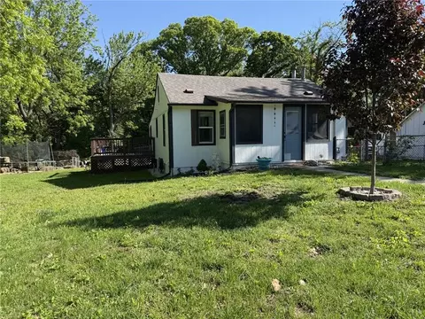 Exterior - 704 E Hayward Ave, Independence, MO 64050 photo 1 of 6