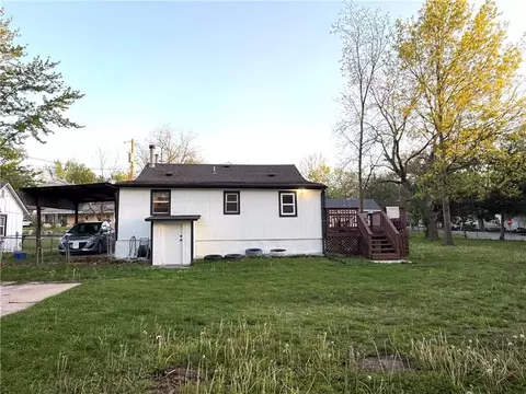 Exterior - 704 E Hayward Ave, Independence, MO 64050 photo 4 of 6
