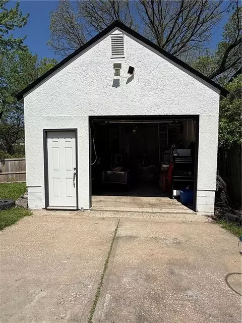 Exterior - 704 E Hayward Ave, Independence, MO 64050 photo 3 of 6