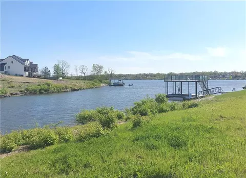 18 Checotah Bluffs Cir, Lake Winnebago, MO 64034