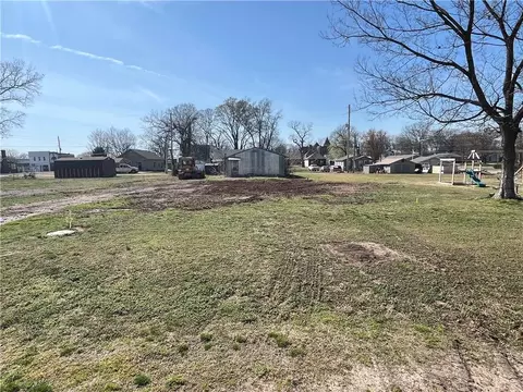 211 Merchant St, Oswego, KS 67356