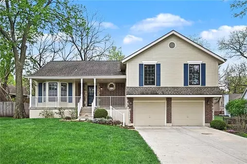 1607 SE Boone Trl, Lees Summit, MO 64063