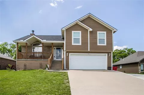 706 SW Bobcat Dr, Oak Grove, MO 64075