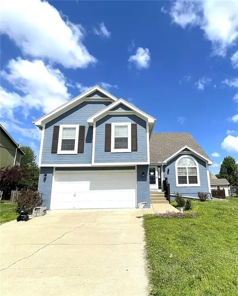 711 Shamrock Ln, Warrensburg, MO 64093