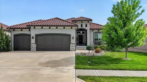 1217 SW Pebble Ln, Lees Summit, MO 64082