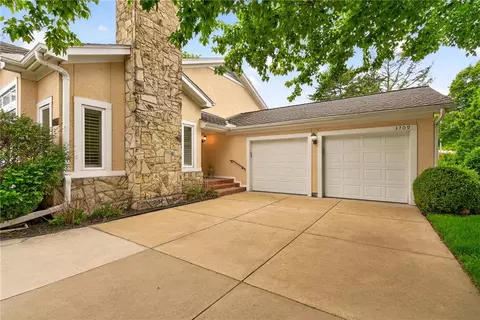 3709 Somerset Dr, Prairie Village, KS 66208