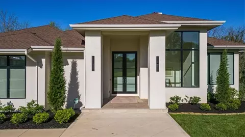 7300 NW Pampas Ln, Parkville, MO 64152