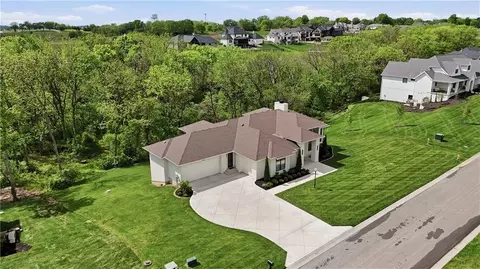 7300 NW Pampas Ln, Parkville, MO 64152