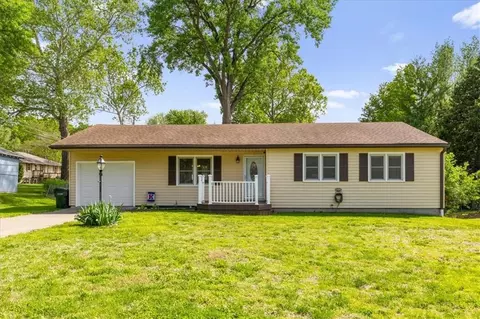 1807 Seneca St, Leavenworth, KS 66048