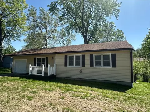 1807 Seneca St, Leavenworth, KS 66048