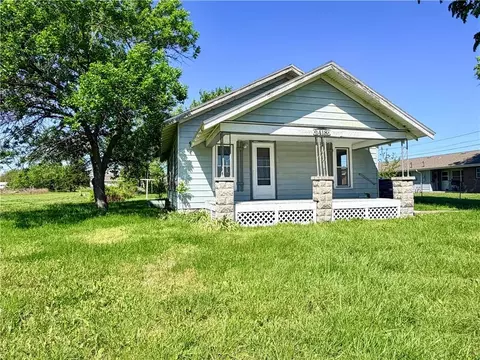 1418 N Cottonwood St, Iola, KS 66749