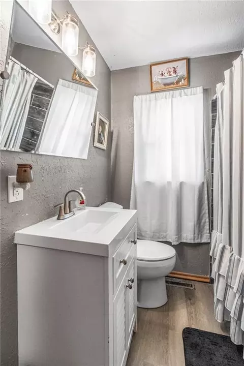 Bath - 302 E Richardson St, Gallatin, MO 64640 photo 2 of 5