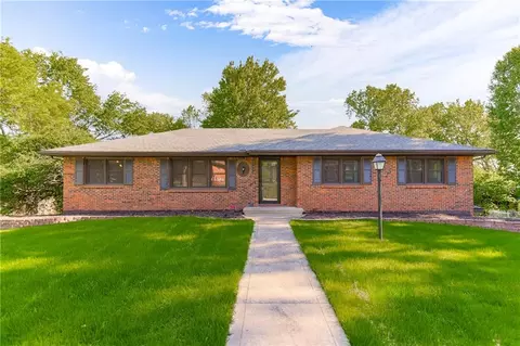 1306 NE 77th St, Kansas City, MO 64118