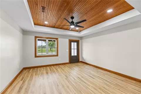 Living - 504 Mcguire Dr, Iola, KS 66749 photo 2 of 5