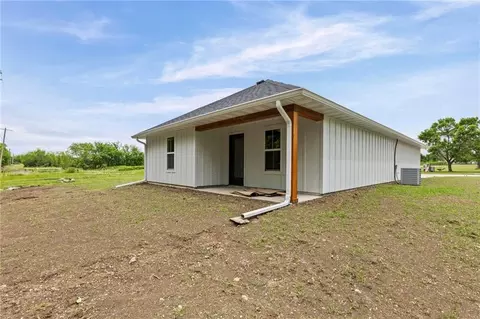 Exterior - 504 Mcguire Dr, Iola, KS 66749 photo 4 of 6
