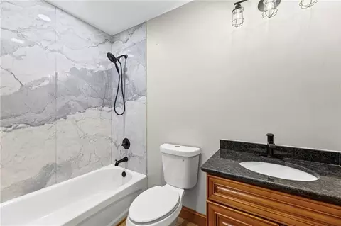 Bath - 504 Mcguire Dr, Iola, KS 66749 photo 3 of 3