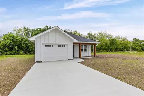 Exterior - 504 Mcguire Dr, Iola, KS 66749 photo 3 of 6
