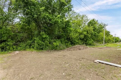 Exterior - 504 Mcguire Dr, Iola, KS 66749 photo 6 of 6