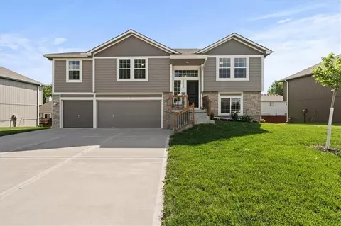 12705 Applewood Dr, Grandview, MO 64030