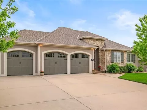 2600 NE Amanda Ln, Blue Springs, MO 64029