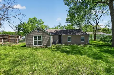 8318 Pershing Rd, Raytown, MO 64138