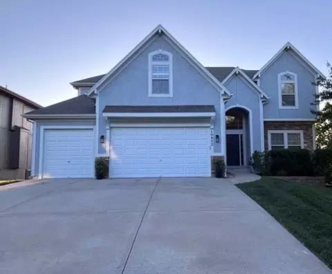 10822 S Appleridge Ln, Olathe, KS 66061