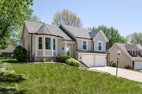 828 S Valley Dr, Lansing, KS 66043