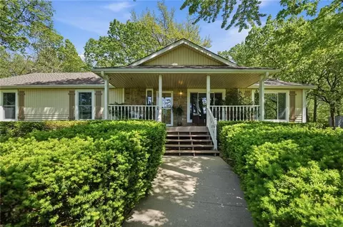 715 Dickinson Rd, Independence, MO 64050