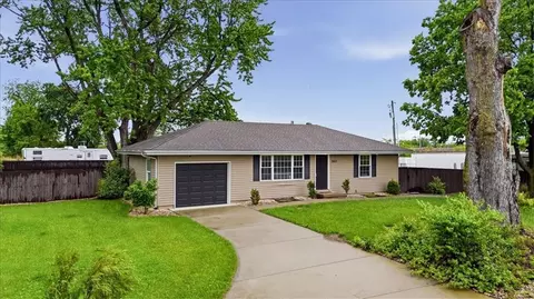 2450 Lowenstein Dr, Lees Summit, MO 64081