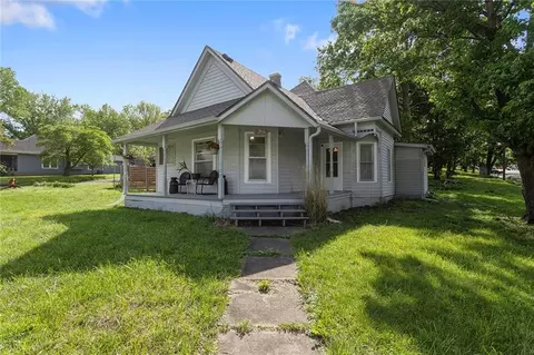 1300 SW Mitchell St, Oak Grove, MO 64075
