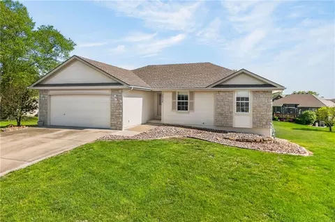 1717 Longhorn Ln, Raymore, MO 64083