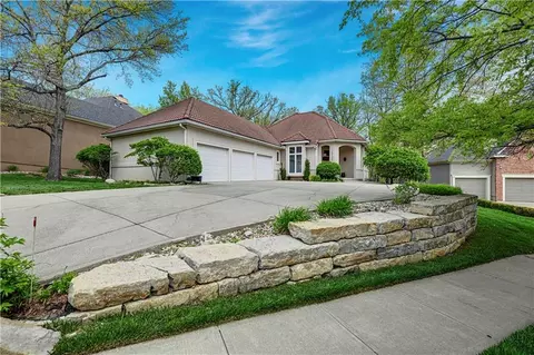 10545 Walmer St, Overland Park, KS 66212